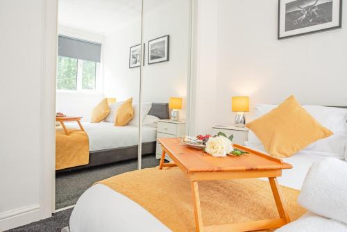 un soggiorno con divano e tavolo di Stirling Venus Apartment - Scotland Holiday Let a Stirling