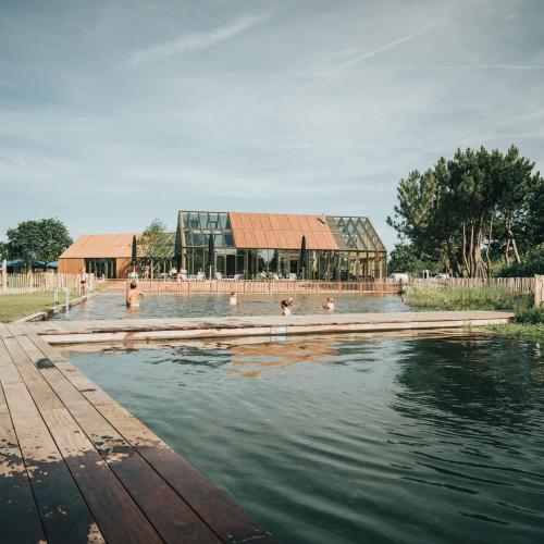 a swimming pool in front of a building at Klepperstee Esdoorn 3 in Ouddorp