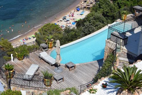 an overhead view of a swimming pool next to a beach at VILLAS and SUITES LA CORAILLERE RESORT in Théoule-sur-Mer