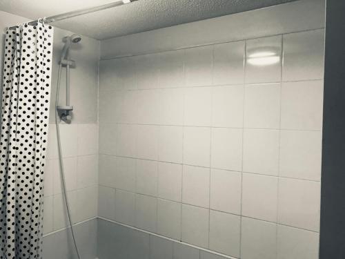 a bathroom with a shower with a shower curtain at WHOLE HOUSE with 3bedrooms New Build Nottingham 29 in Nottingham