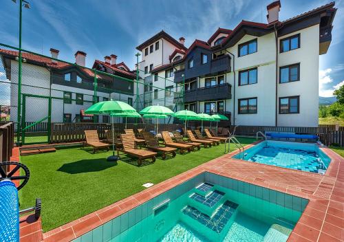 ein Hotel mit einem Pool mit Stühlen und Sonnenschirmen in der Unterkunft 7 Pools Boutique Hotel & SPA in Bansko
