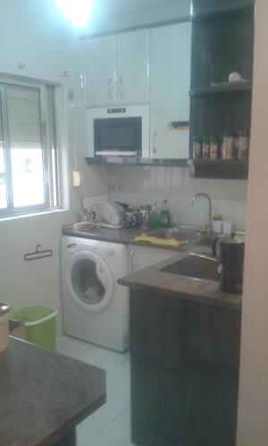 マドリードにあるHabitación JCのキッチン(洗濯機、シンク付)