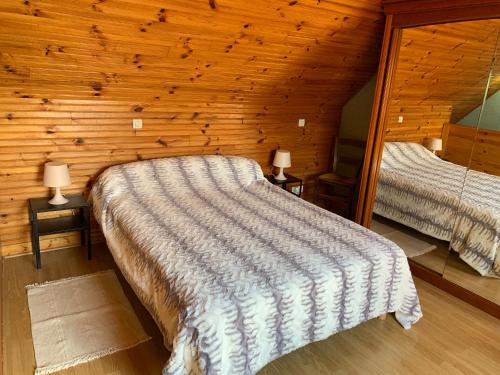 een slaapkamer met 2 bedden in een blokhut bij Gîte Chablisien in Chablis