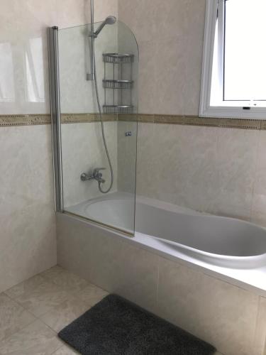 ein Badezimmer mit Dusche und Badewanne in der Unterkunft Villa Julia in Ayia Napa