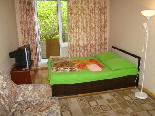 モスクワにあるApartments 4/4のベッドルーム(緑のベッド1台、ソファ付)