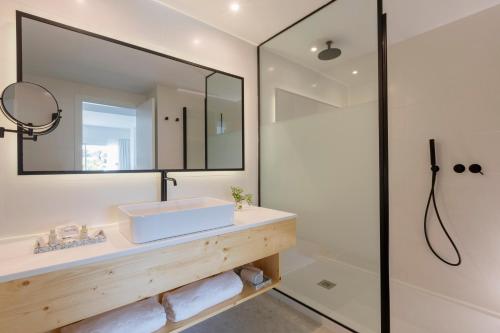 een badkamer met een wastafel en een douche bij HM Ayron Park in Playa de Palma