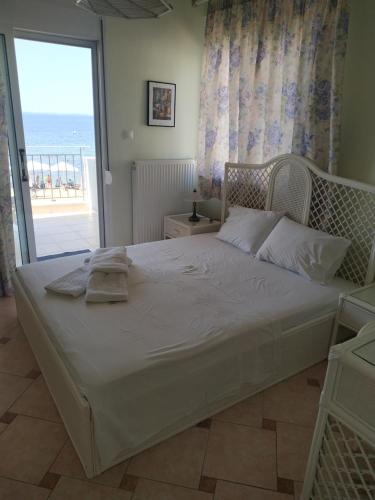 YerakiníにあるPorto Maria Holiday Homeのベッドルーム1室(ベッド1台付)が備わります。