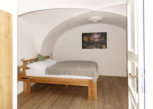 a bedroom with a bed in an archway at Hotel Garni Villa Areka in Český Krumlov