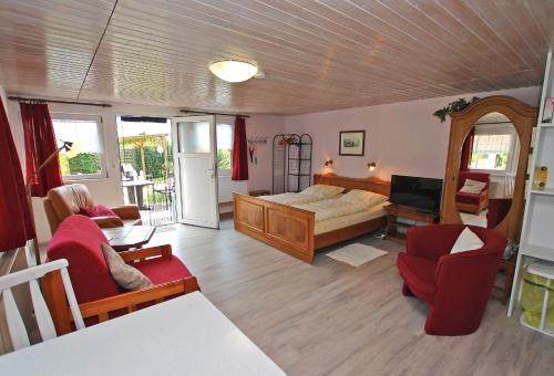 プットブスにあるFerienhaus Putbus RUeG 1511のベッドルーム1室(ベッド1台付)、リビングルームが備わります。