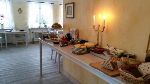 een tafel met eten in de woonkamer bij Lilla Hotellet in Lund