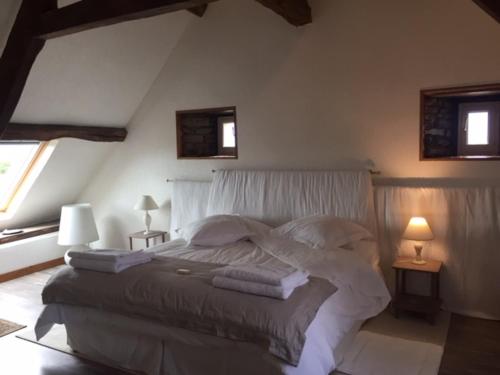 Postel nebo postele na pokoji v ubytování L'ancien Presbytère d'Ardevon