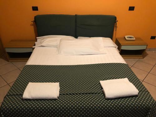 レッジョ・エミリアにあるアイローネ ホテルの大型ベッド(白い枕2つ付)