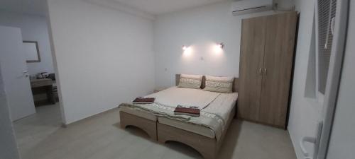 ein kleines Schlafzimmer mit einem kleinen Bett in einem Zimmer in der Unterkunft Vila Arsovi in Ohrid