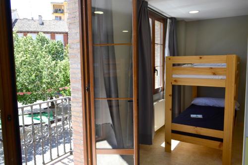 a small room with a bunk bed and a window at Alda Estella Hostel in Estella