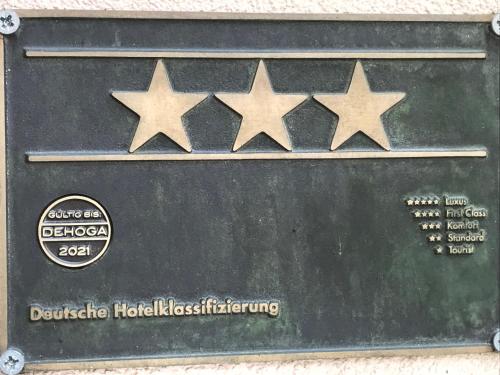 a metal plaque with four stars on it at CineHotel Maroni in Zirndorf
