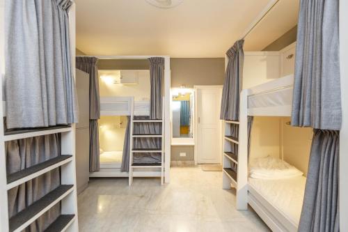 Ein Bett oder Betten in einem Zimmer der Unterkunft Woke HSR layout