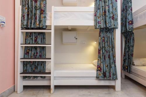 Ein Bett oder Betten in einem Zimmer der Unterkunft Woke HSR layout