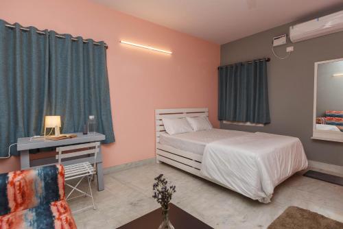 Ein Bett oder Betten in einem Zimmer der Unterkunft Woke HSR layout