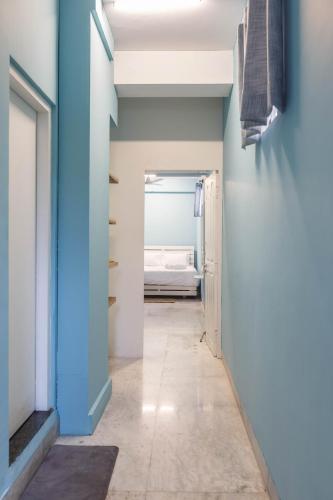 Ein Bett oder Betten in einem Zimmer der Unterkunft Woke HSR layout