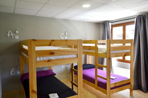 un par de literas en una habitación en Alda Estella Hostel, en Estella