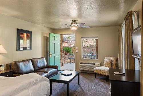 a living room with a bed and a couch at Flanigan`s Resort and Spa in Springdale