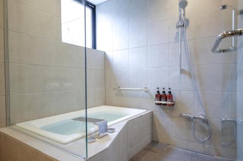 Koupelna v ubytování Kaminarimon Ryokan