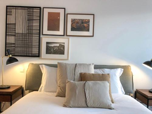 سرير أو أسرّة في غرفة في Oporto Chic&Cozy - Aliados