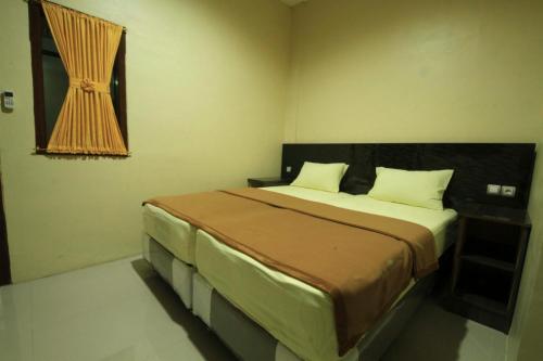 a bedroom with a large bed in a room at Hotel Grand Royal in Paklintingan