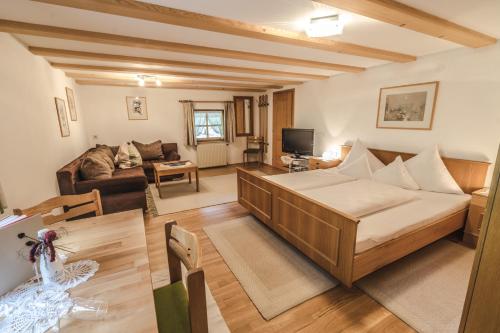 sala de estar con cama grande y sofá en Haus Lucas Tschofen, en Gaschurn