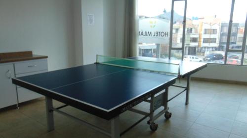 una mesa de ping pong en una sala con en Hotel Milán, en Duitama