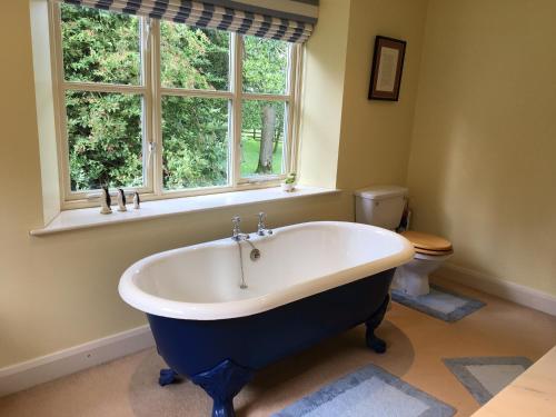 A bathroom at Cockley Hill Farm Bed & Breakfast