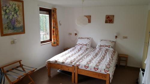 1 dormitorio con 1 cama en una habitación en Le Puy d'Ance, en Chastreix