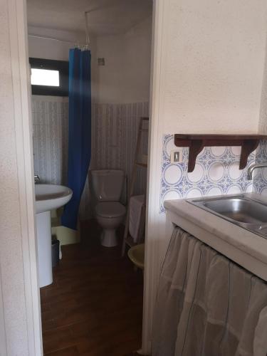une salle de bain avec un lavabo et des toilettes dans l'établissement Motel Logis d'Abartello, à Olmeto