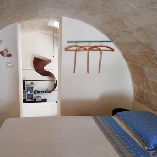 a bedroom with a bed and a table in a room at Milleunastella in Montescaglioso