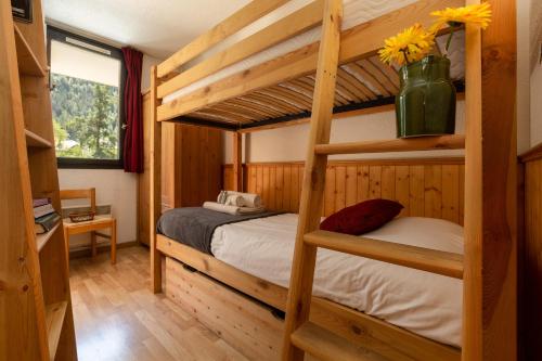 een slaapkamer met 2 stapelbedden in een hut bij Chamonix SUD - Jonquilles 118 - Happy Rentals in Chamonix-Mont-Blanc