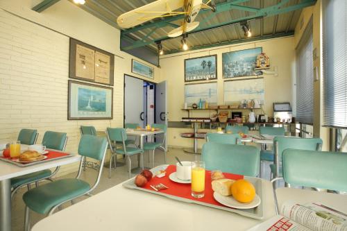 - une salle à manger avec des tables, des chaises et un plateau de fruits dans l'établissement LIBERTY Hôtel Rennes Ouest, à Vezin-le-Coquet