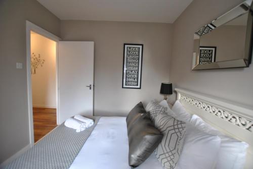 Posezení v ubytování The Courtyard 2 Bedroom Apartments in Central Windsor with Parking