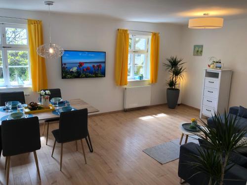 ein Wohnzimmer mit einem Tisch und einem Esszimmer in der Unterkunft Ferienwohnung zur Seepromenade, 100m vom Bodensee in Überlingen