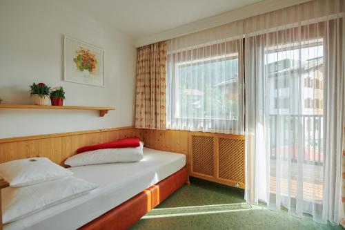 Кровать или кровати в номере Hotel Appartement Roggal