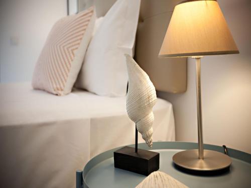 Una cama o camas en una habitación de Faro Clara Suites