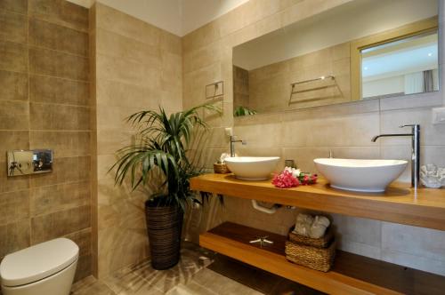 a bathroom with two sinks and a toilet at Casa del Mar in Mpoukaris