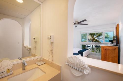 uma casa de banho com um lavatório e um espelho em Hotel Villa Varadero em Nuevo Vallarta