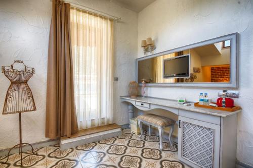 uma casa de banho com um lavatório e um espelho em S3 Hotels Orange em Oludeniz