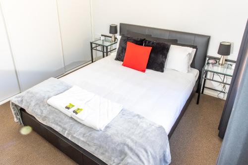 A bed or beds in a room at Rivergum Cottages Gawler Barossa Region
