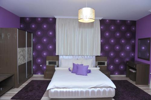 Ένα ή περισσότερα κρεβάτια σε δωμάτιο στο Eros Motel