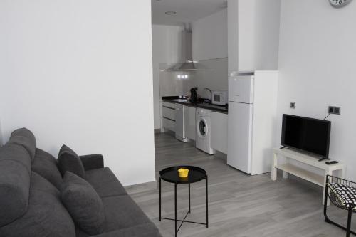 Il comprend un salon avec un canapé et une cuisine. dans l'établissement Apartamento 1 Gran8Nerja, à Nerja