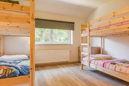 מיטה או מיטות קומותיים בחדר ב-Maison LoKaKo