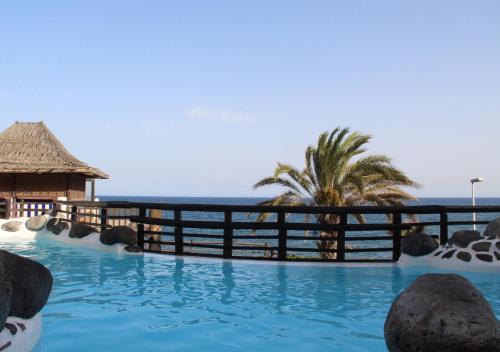 una piscina con el océano en el fondo en Luxury Villa del Mar - Bahia Feliz en Maspalomas