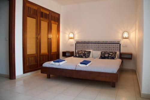 ein Schlafzimmer mit einem Bett mit zwei Handtüchern darauf in der Unterkunft Luxury Villa del Mar - Bahia Feliz in Maspalomas