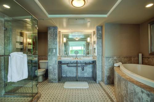 Ett badrum på Woodmark Hotel & Still Spa
